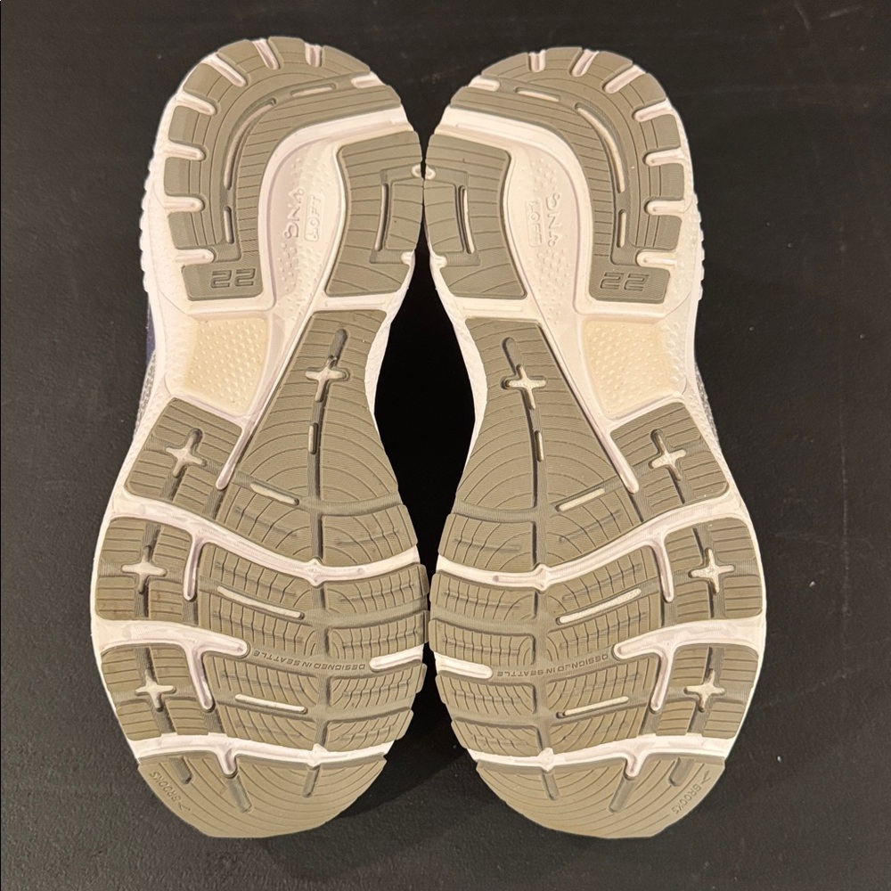 Women’s lace Brooks Adrenaline GTS 22 size 7.5 B (Medium) - Picture 2 of 6